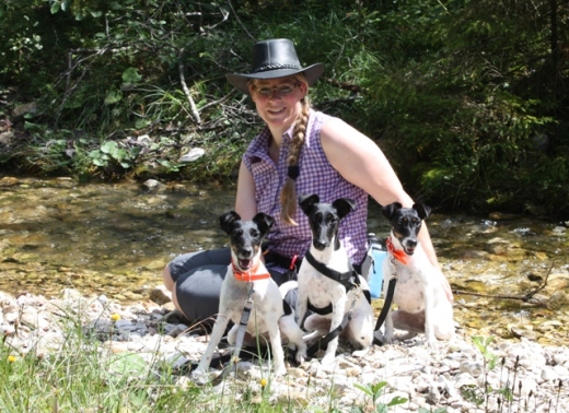 Eva mit Banya, Daya und Beany auf dem Weg zum Schloss Linderhaus unterhalb des Sonnenbergs.